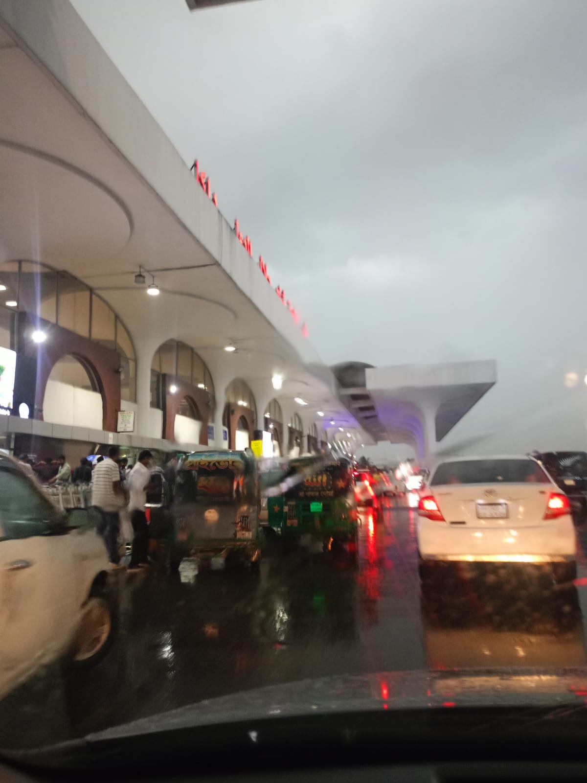 এয়ারপোর্টে সাংবাদিক ও যাত্রীদের সঙ্গে অসদাচরণের অভিযোগ, সিসিটিভি ফুটেজে মিলতে পারে প্রমাণ