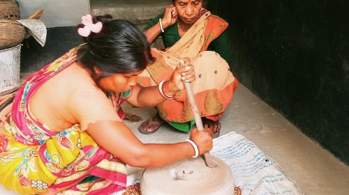 যান্ত্রিকতার চাপে কুড়িগ্রামে হারিয়ে যাচ্ছে পাথরের জাঁতা