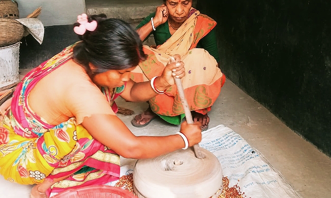 যান্ত্রিকতার চাপে কুড়িগ্রামে হারিয়ে যাচ্ছে পাথরের জাঁতা